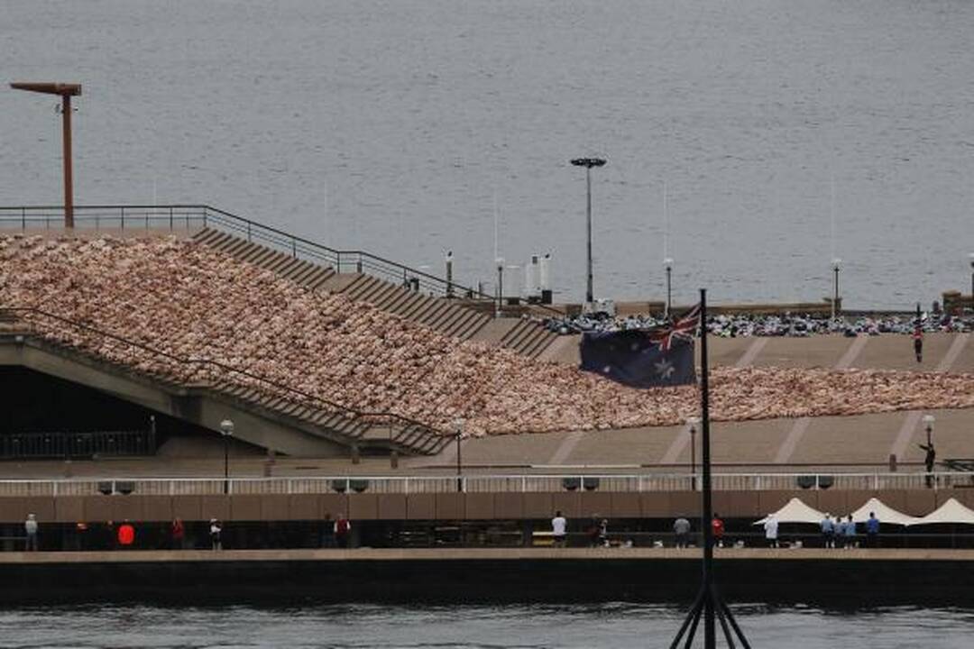 Nuogaliai nugulė Sidnėjaus Operos laiptus