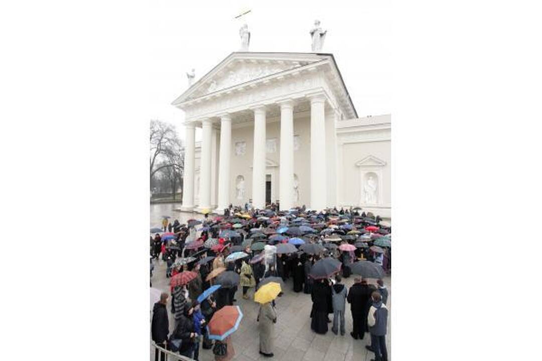 Didįjį penktadienį tikintieji paminėjo eidami Kristaus kryžiaus kelią 