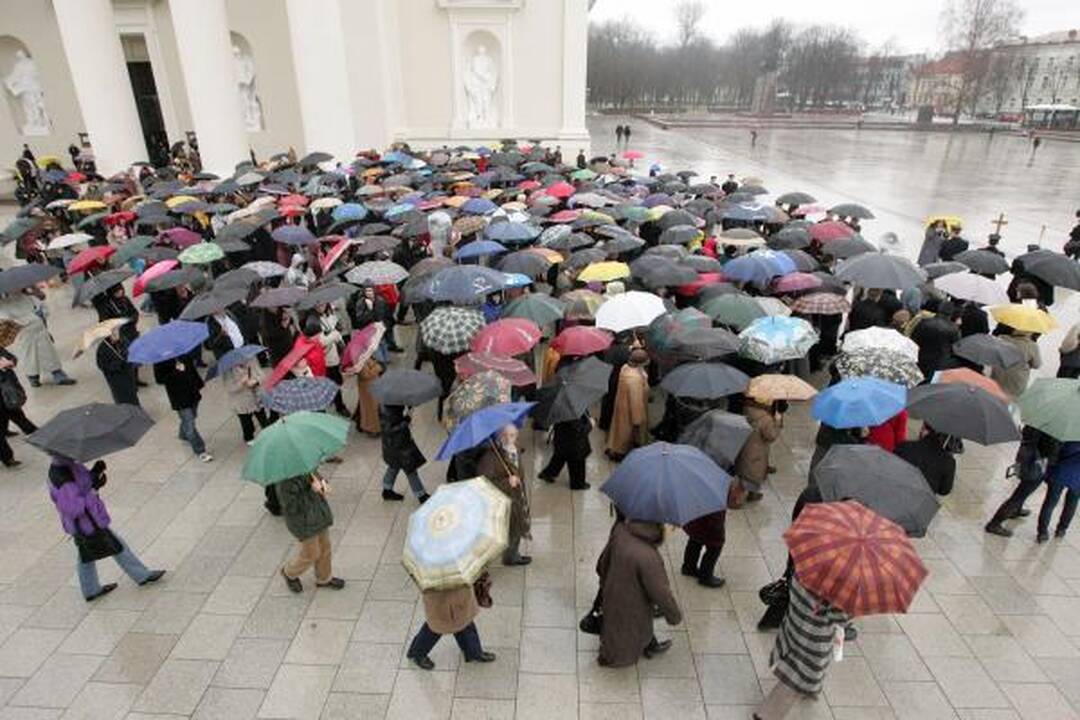 Didįjį penktadienį tikintieji paminėjo eidami Kristaus kryžiaus kelią 