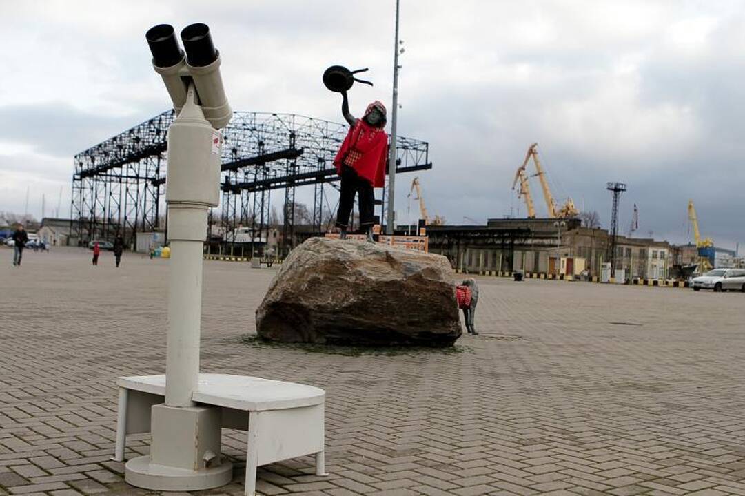 Klaipėdiečių pamėgta skulptūra pasipuošė Kalėdoms