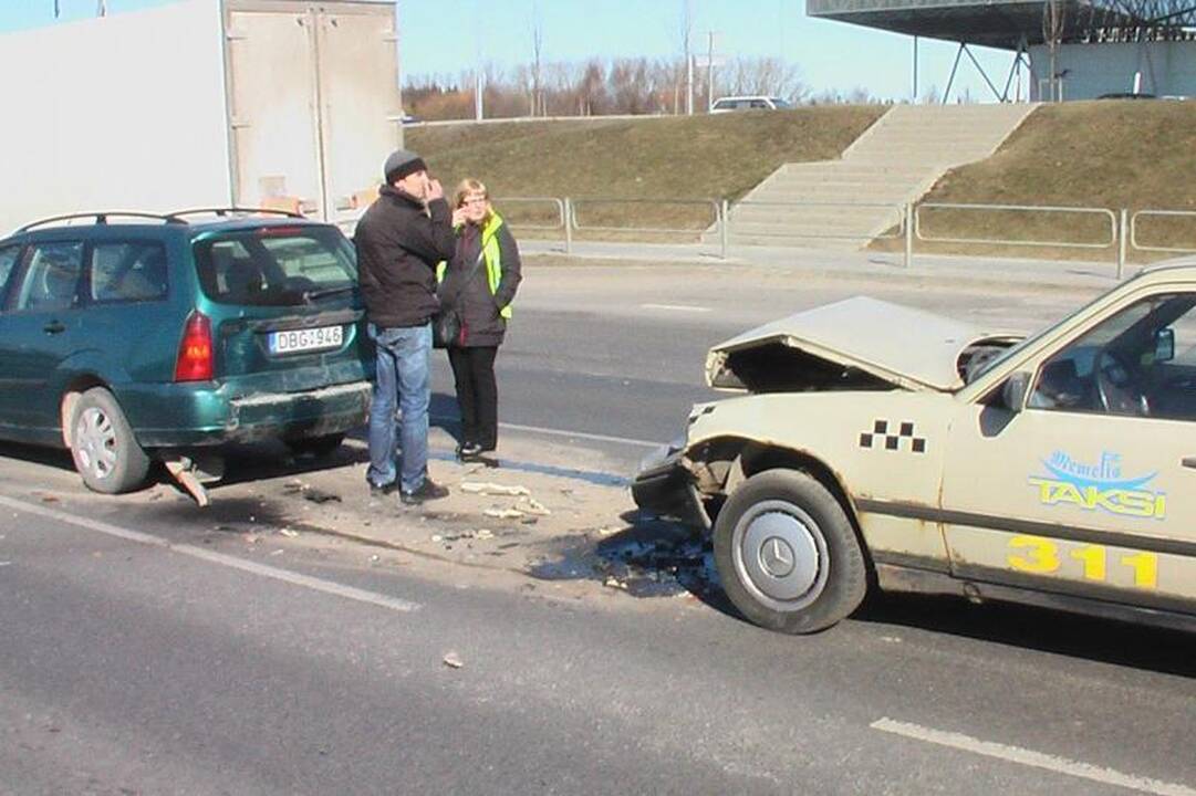Girtas taksistas sukėlė avariją, kurioje apdaužytos trys mašinos