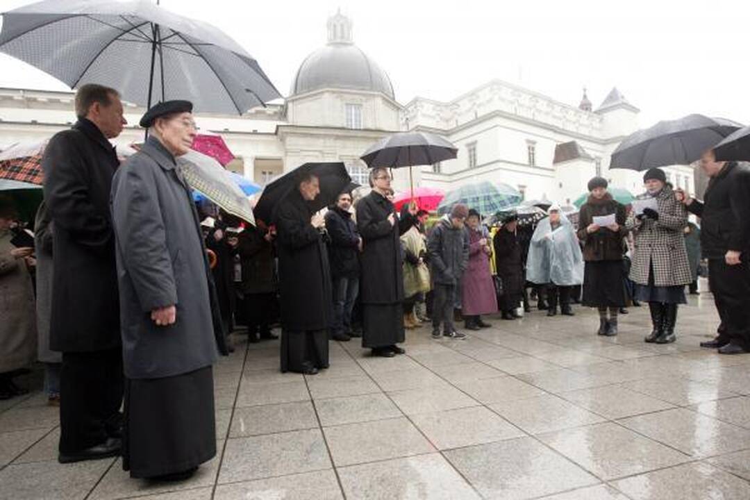 Didįjį penktadienį tikintieji paminėjo eidami Kristaus kryžiaus kelią 