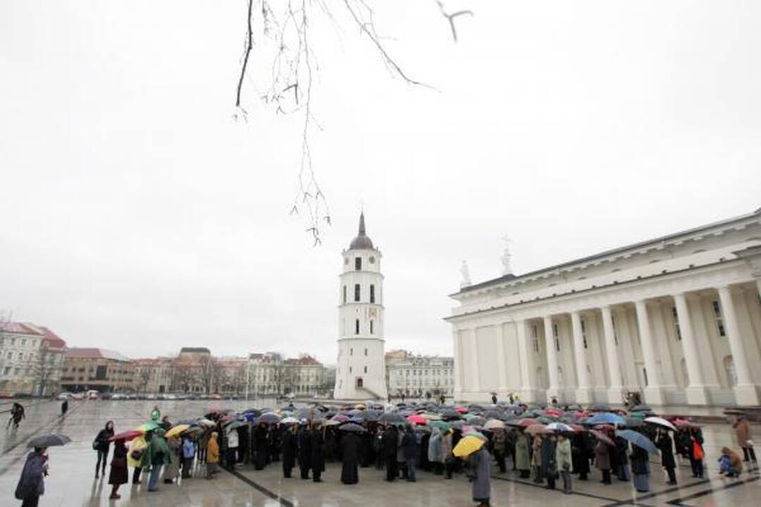 Didįjį penktadienį tikintieji paminėjo eidami Kristaus kryžiaus kelią 