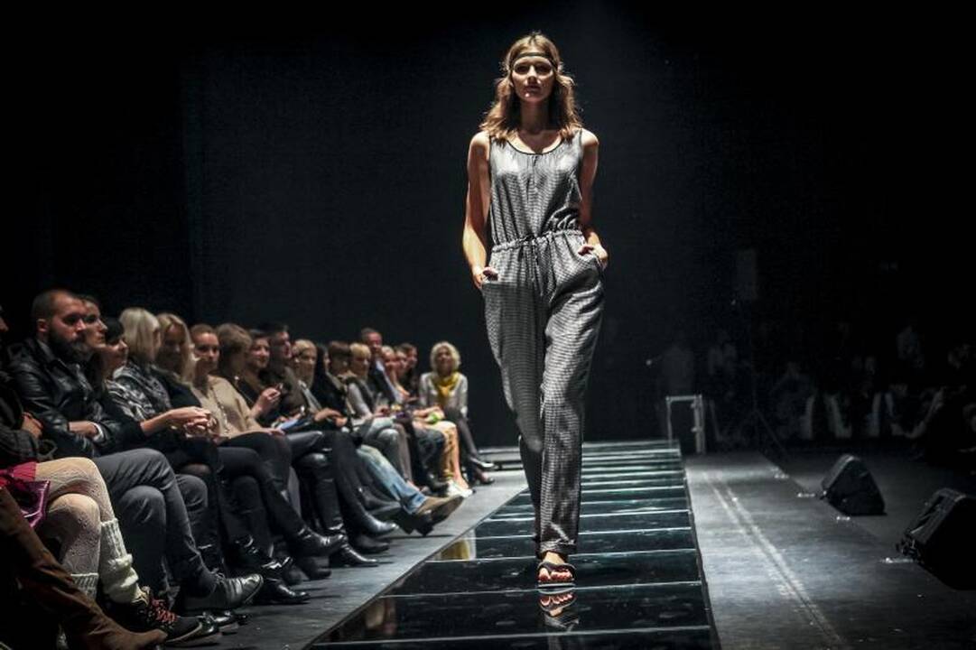 L. Larionovos ir E. Rainio kolekcijose – duoklė šilkinei elegancijai