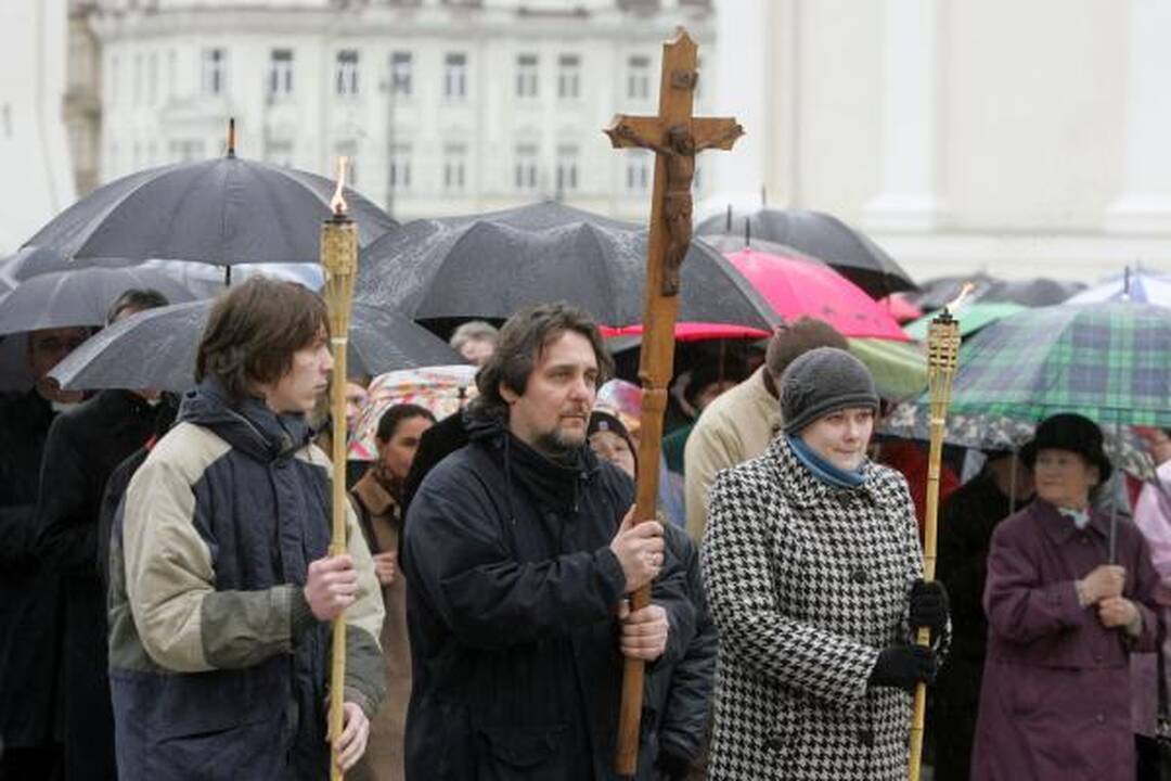 Didįjį penktadienį tikintieji paminėjo eidami Kristaus kryžiaus kelią 