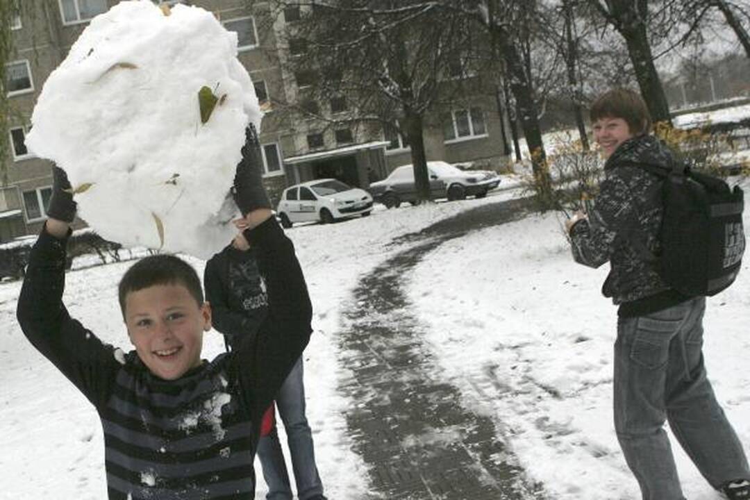 Naktį gausiai pasnigus per avariją sužaloti keli žmonės (papildyta)