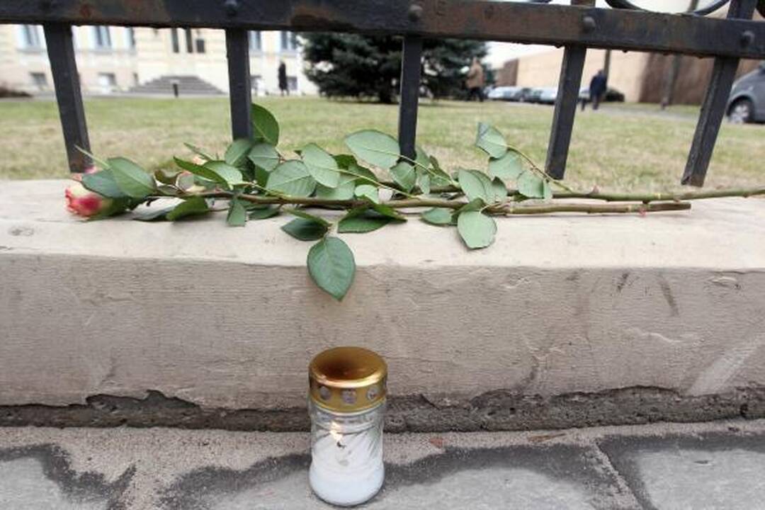 Prie Baltarusijos ambasados vilniečiai deda gėles