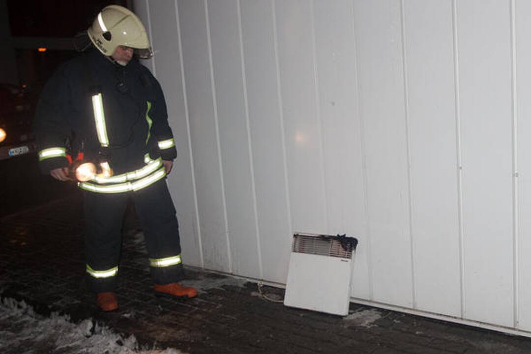 Didžiulės ugniagesių pajėgos atsiųstos į Vilniaus degalinę