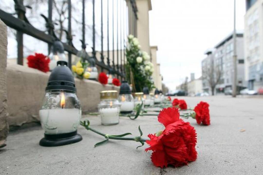 Prie Baltarusijos ambasados vilniečiai deda gėles