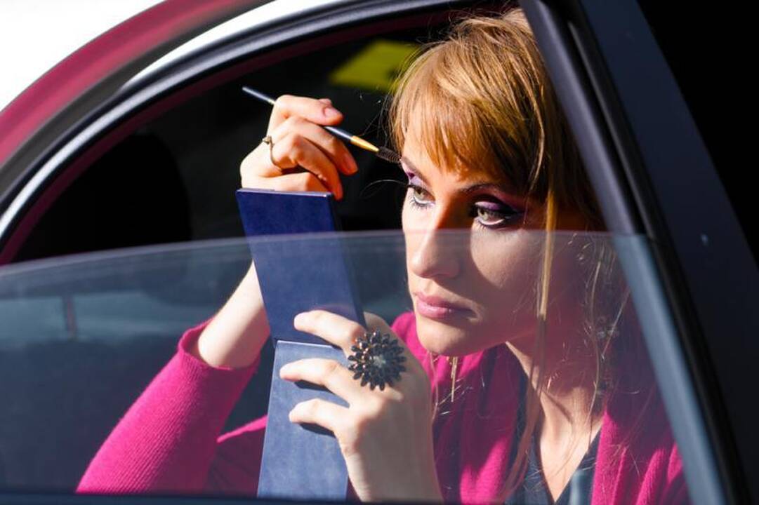 Pravažiuodamas vyras spjovė į moters automobilį 