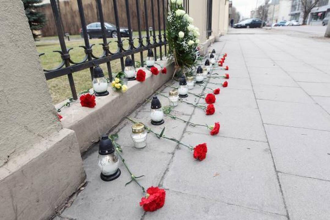 Prie Baltarusijos ambasados vilniečiai deda gėles