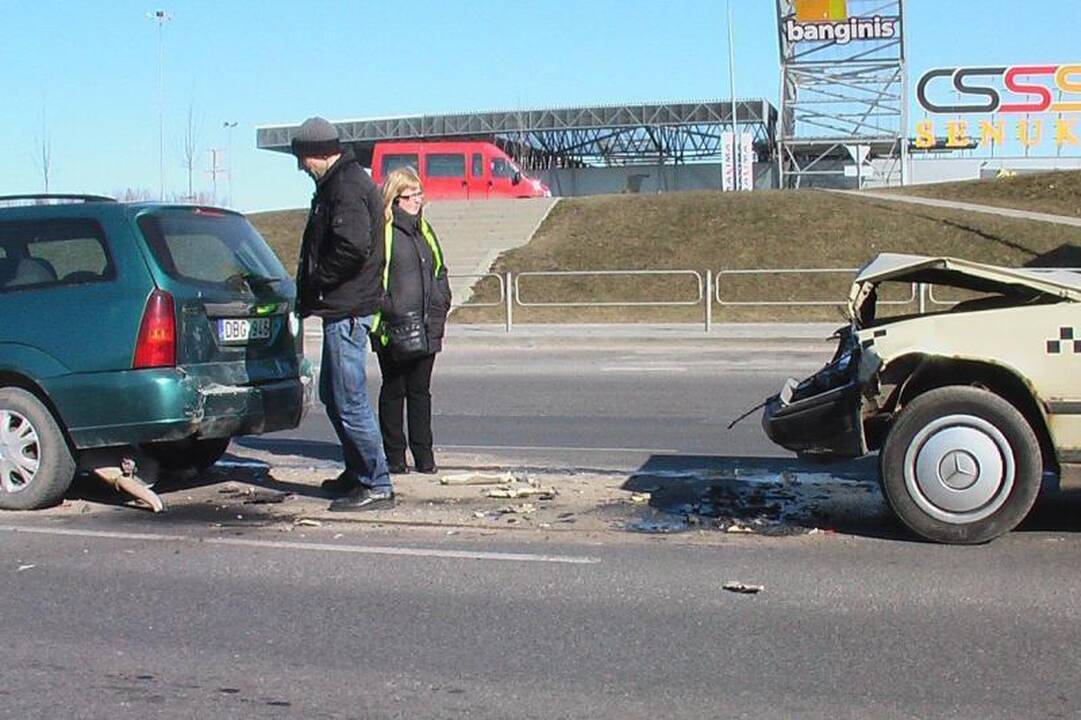 Girtas taksistas sukėlė avariją, kurioje apdaužytos trys mašinos