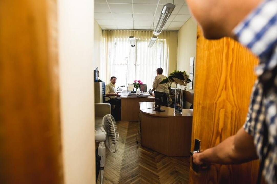Skandalas savivaldybėje: Kontrolieriaus tarnyboje buvo girtaujama?