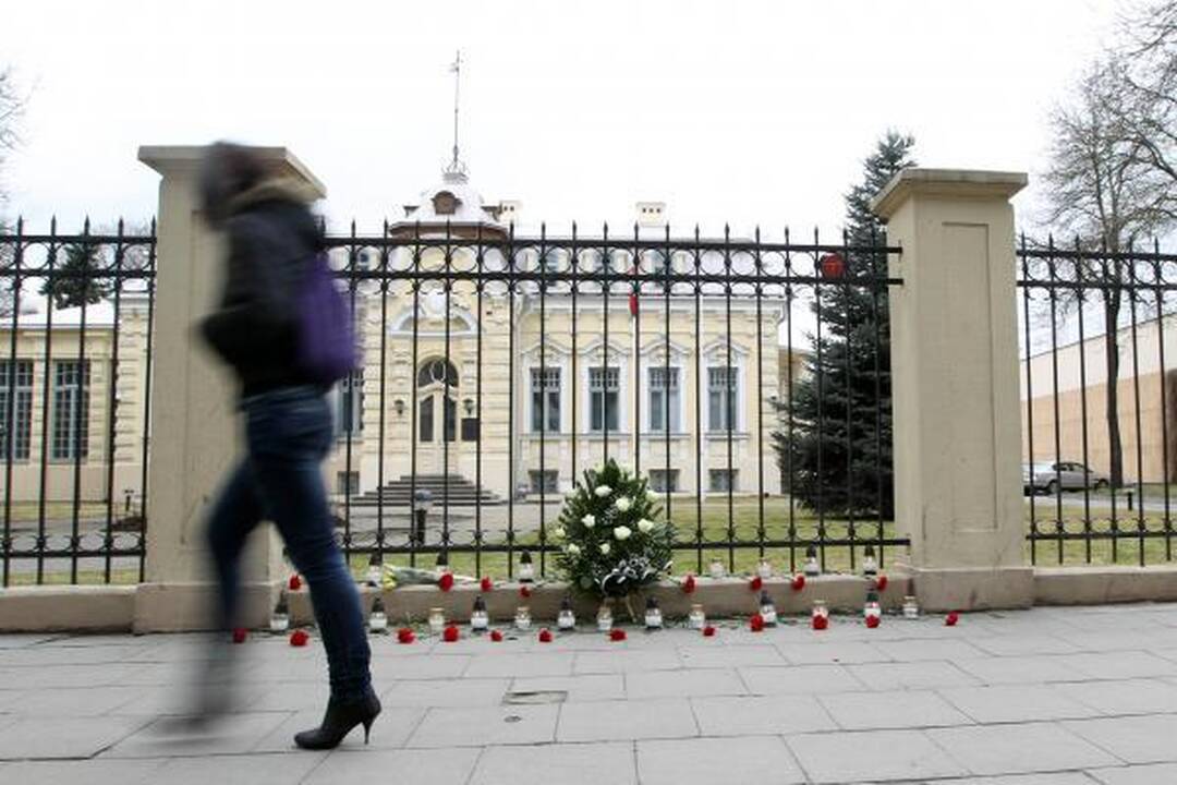 Prie Baltarusijos ambasados vilniečiai deda gėles