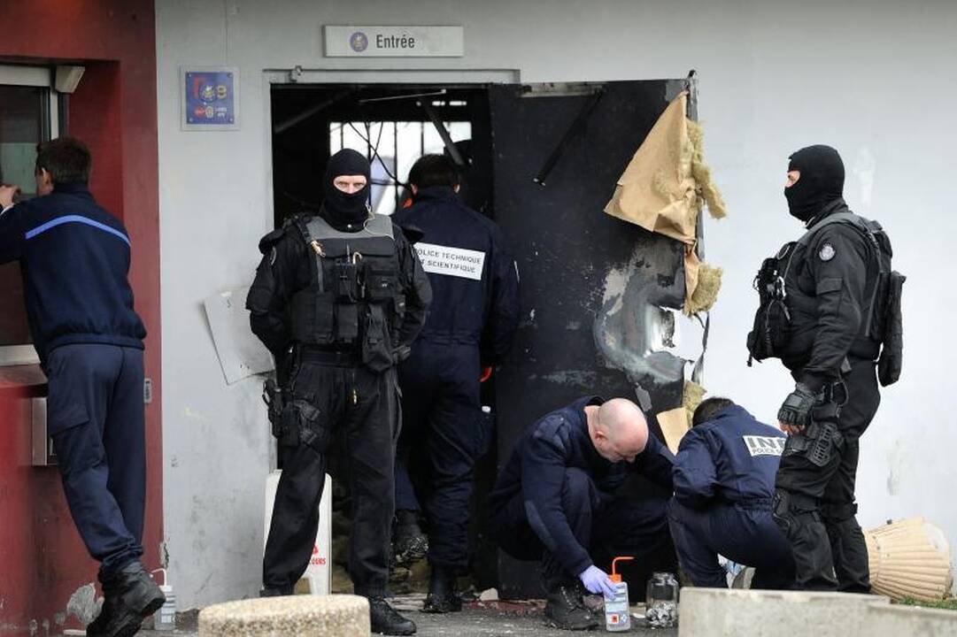 Prancūzijos policija ieško dramatiškai iš kalėjimo pabėgusio plėšiko