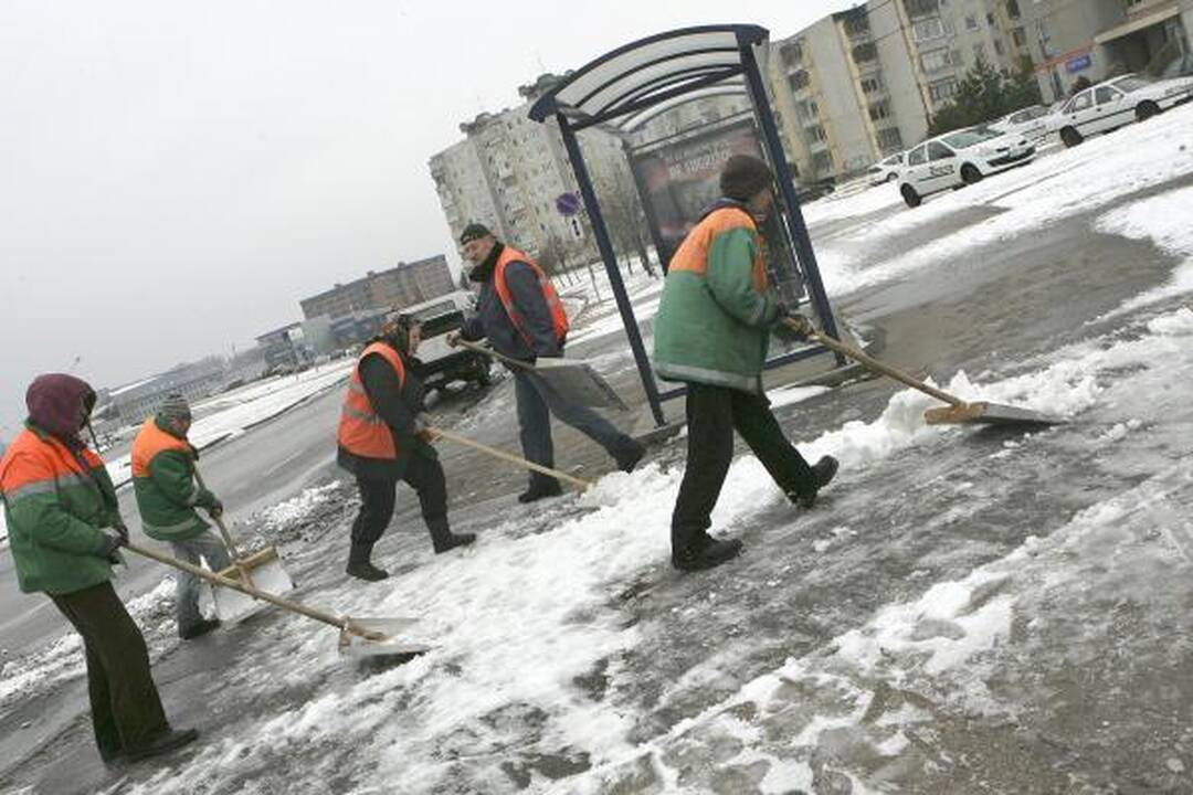 Naktį gausiai pasnigus per avariją sužaloti keli žmonės (papildyta)