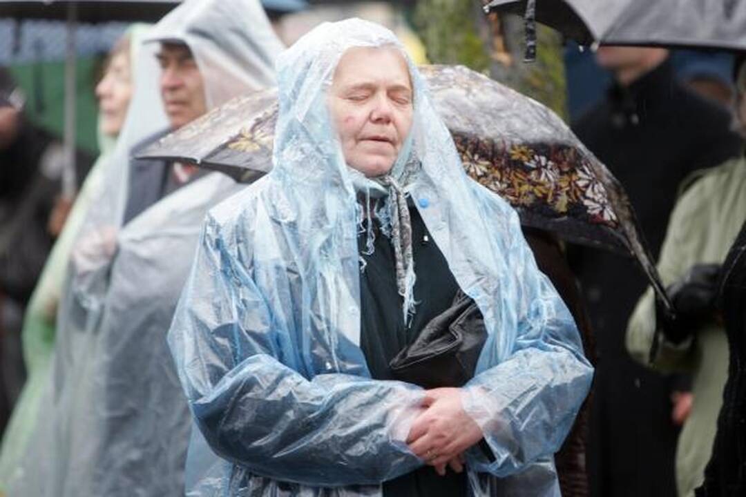 Didįjį penktadienį tikintieji paminėjo eidami Kristaus kryžiaus kelią 