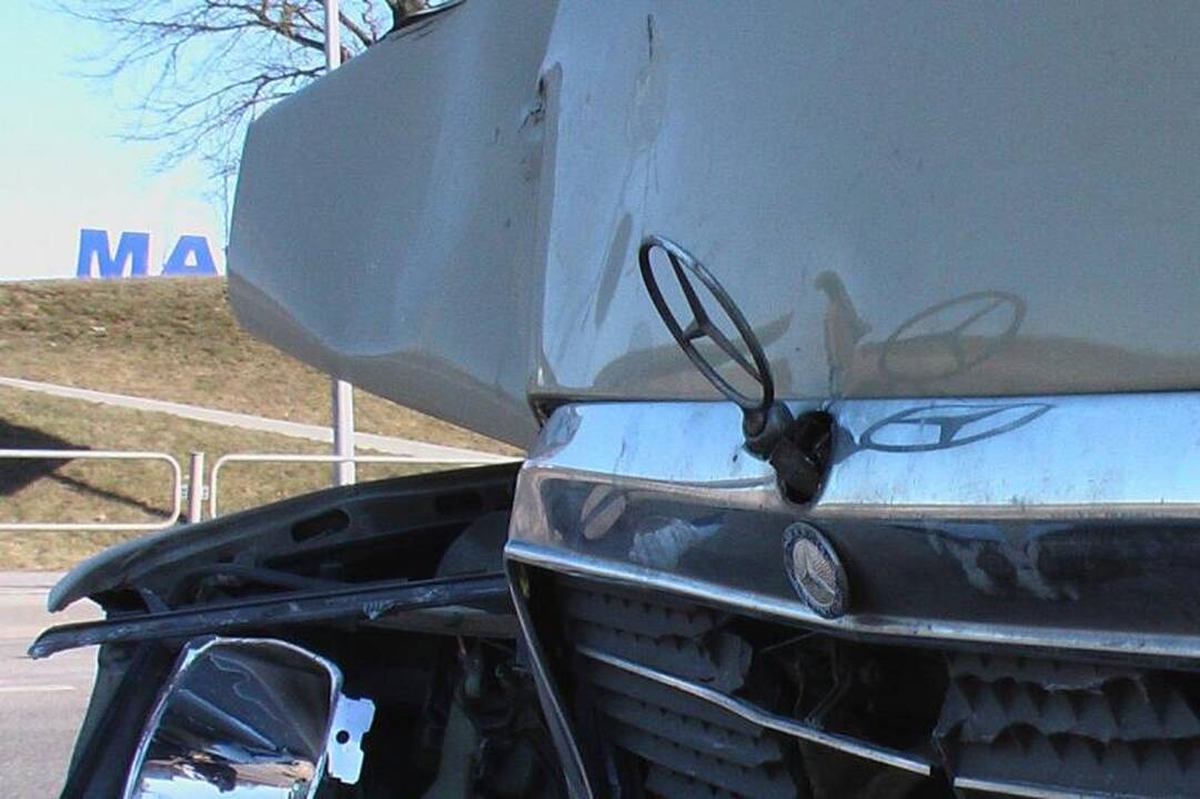 Girtas taksistas sukėlė avariją, kurioje apdaužytos trys mašinos