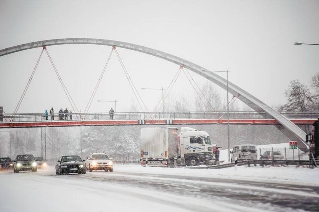 Dėl vilkiko avarijos prie Kleboniškio tilto – automobilių spūstys