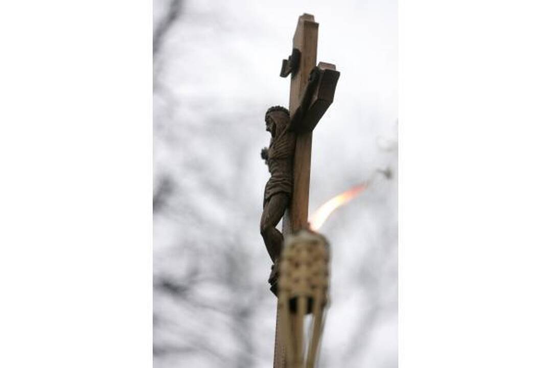 Didįjį penktadienį tikintieji paminėjo eidami Kristaus kryžiaus kelią 