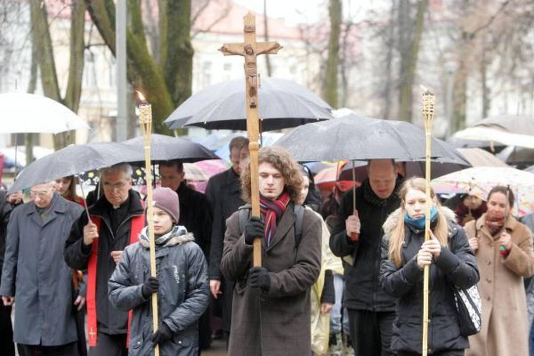 Didįjį penktadienį tikintieji paminėjo eidami Kristaus kryžiaus kelią 