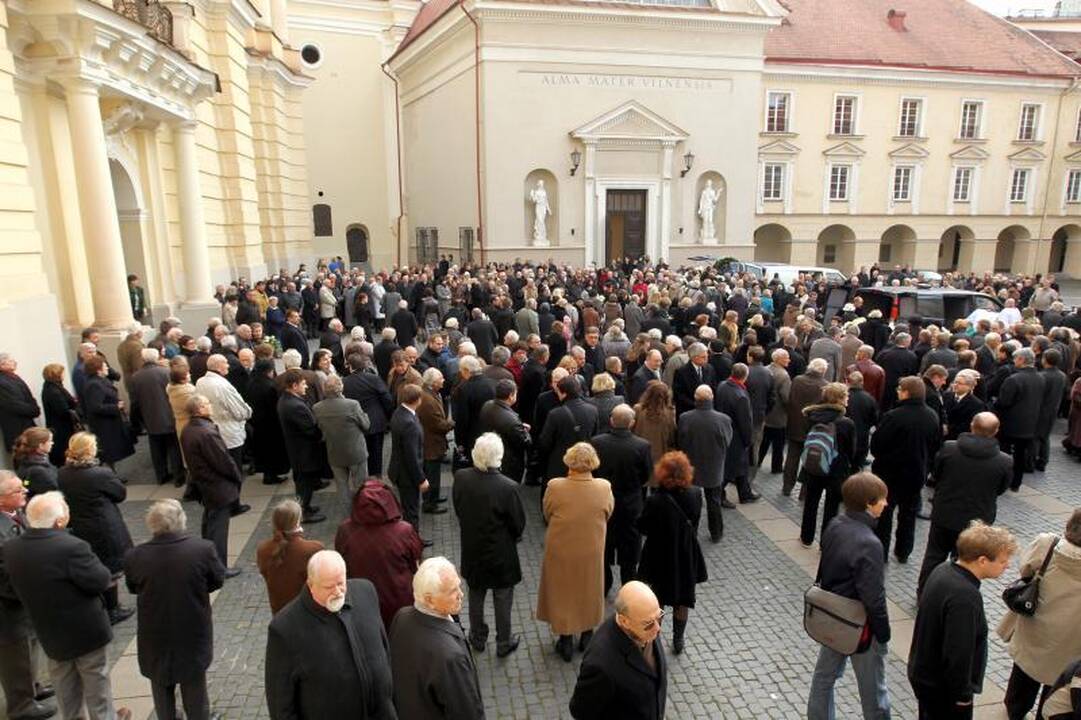 Į amžino poilsio vietą išlydėtas profesorius J.Kubilius