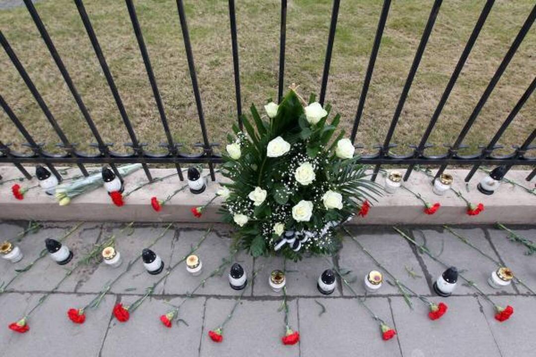 Prie Baltarusijos ambasados vilniečiai deda gėles