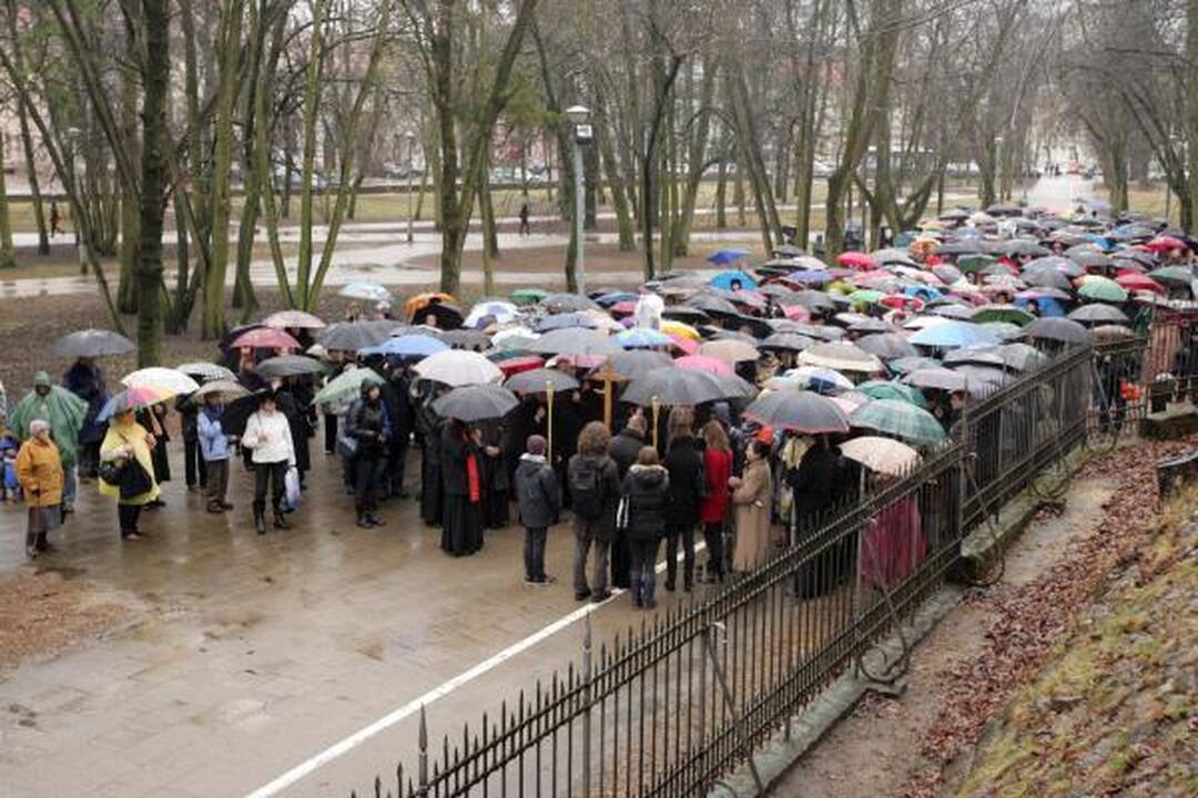 Didįjį penktadienį tikintieji paminėjo eidami Kristaus kryžiaus kelią 
