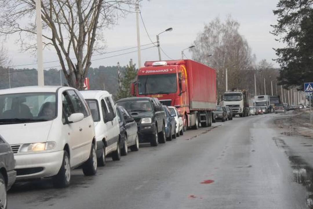 Susidūrę autobusai Kaune užtvėrė Raudondvario tiltą (papildyta)