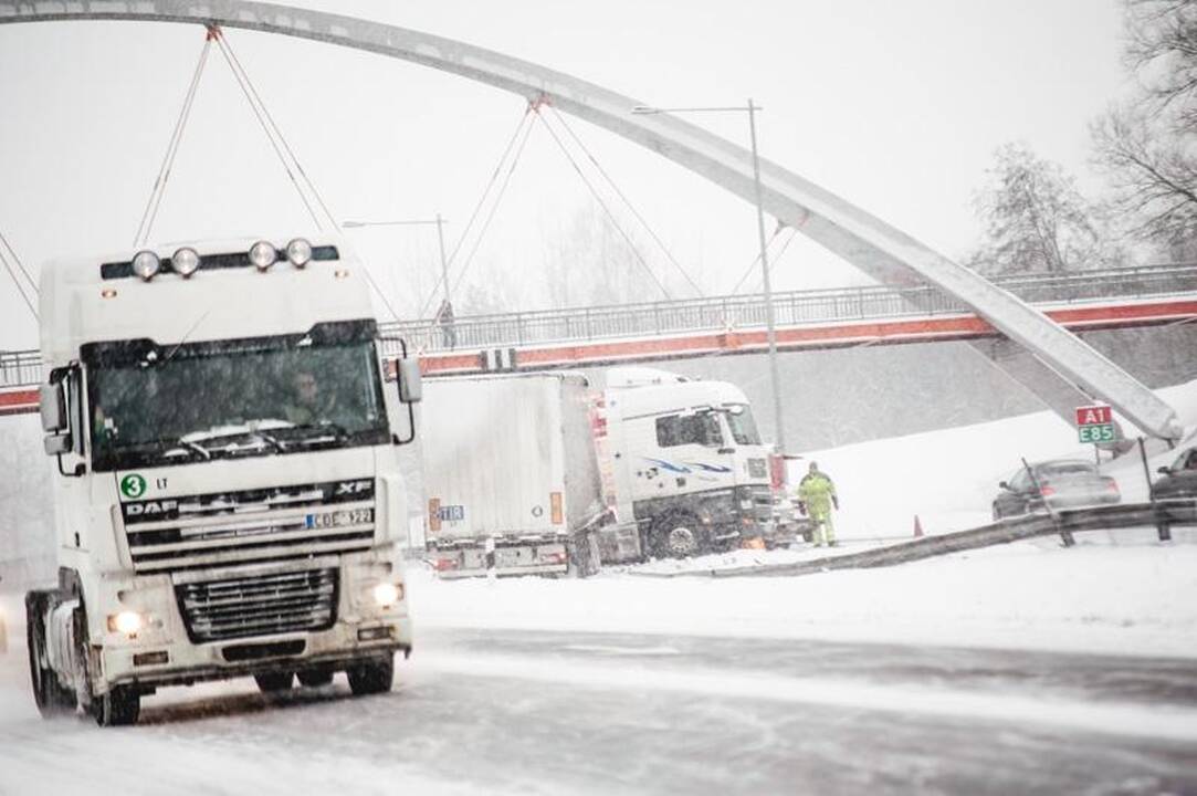 Dėl vilkiko avarijos prie Kleboniškio tilto – automobilių spūstys