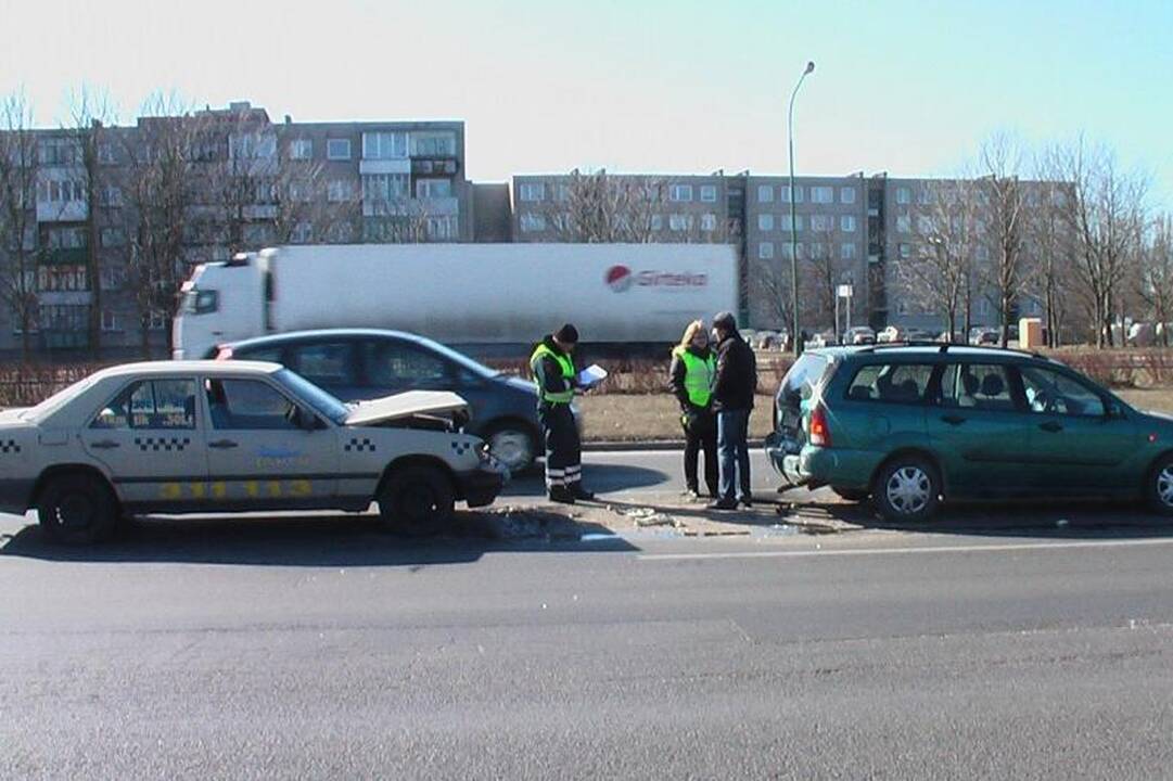 Girtas taksistas sukėlė avariją, kurioje apdaužytos trys mašinos