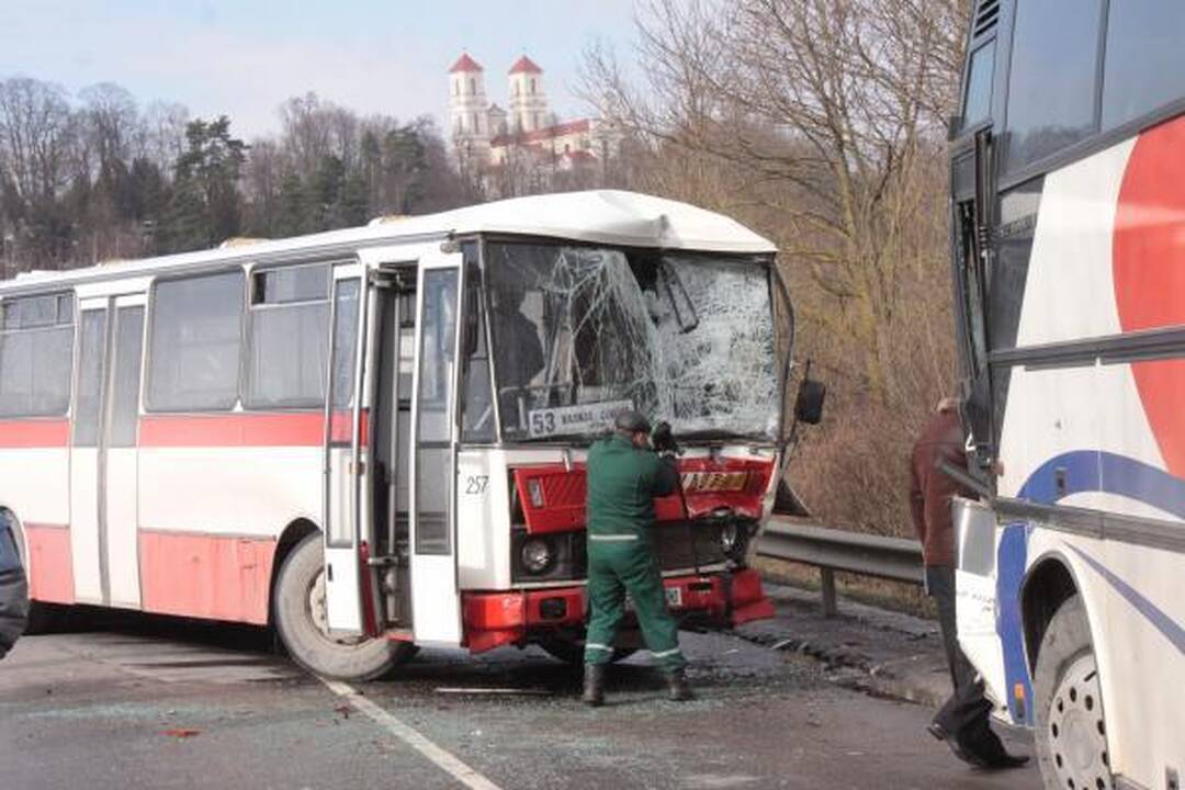 Susidūrę autobusai Kaune užtvėrė Raudondvario tiltą (papildyta)