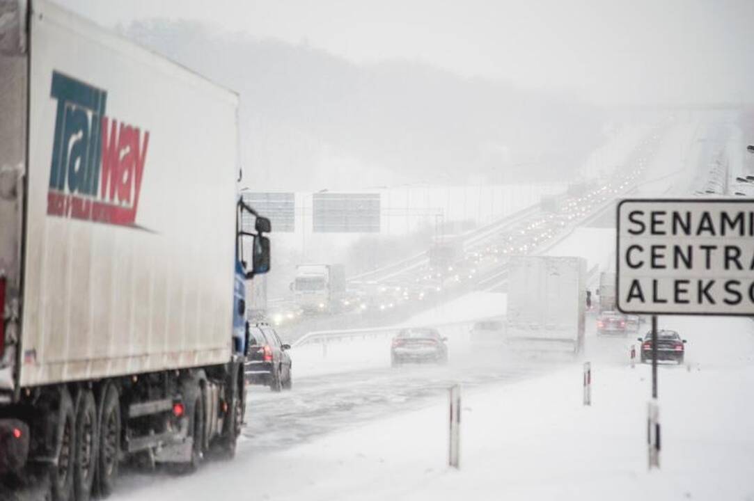 Dėl vilkiko avarijos prie Kleboniškio tilto – automobilių spūstys