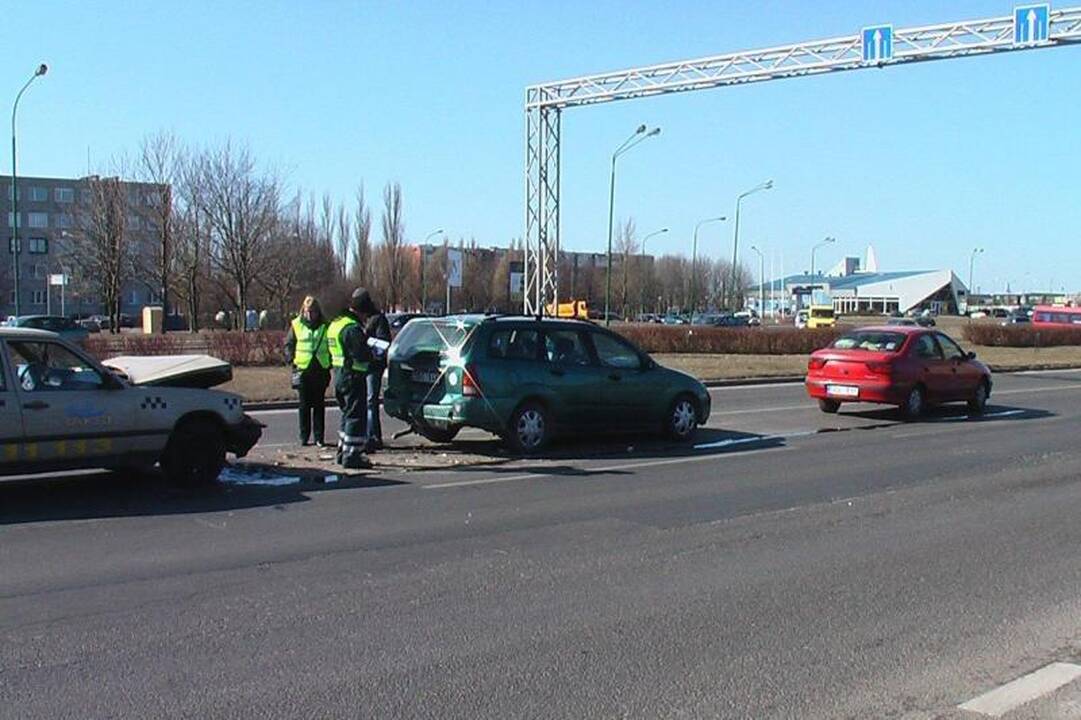 Girtas taksistas sukėlė avariją, kurioje apdaužytos trys mašinos