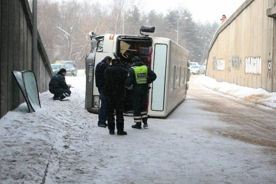 Vilniuje apvirto autobusas, 2 keleiviai išvežti į ligoninę (papildyta)