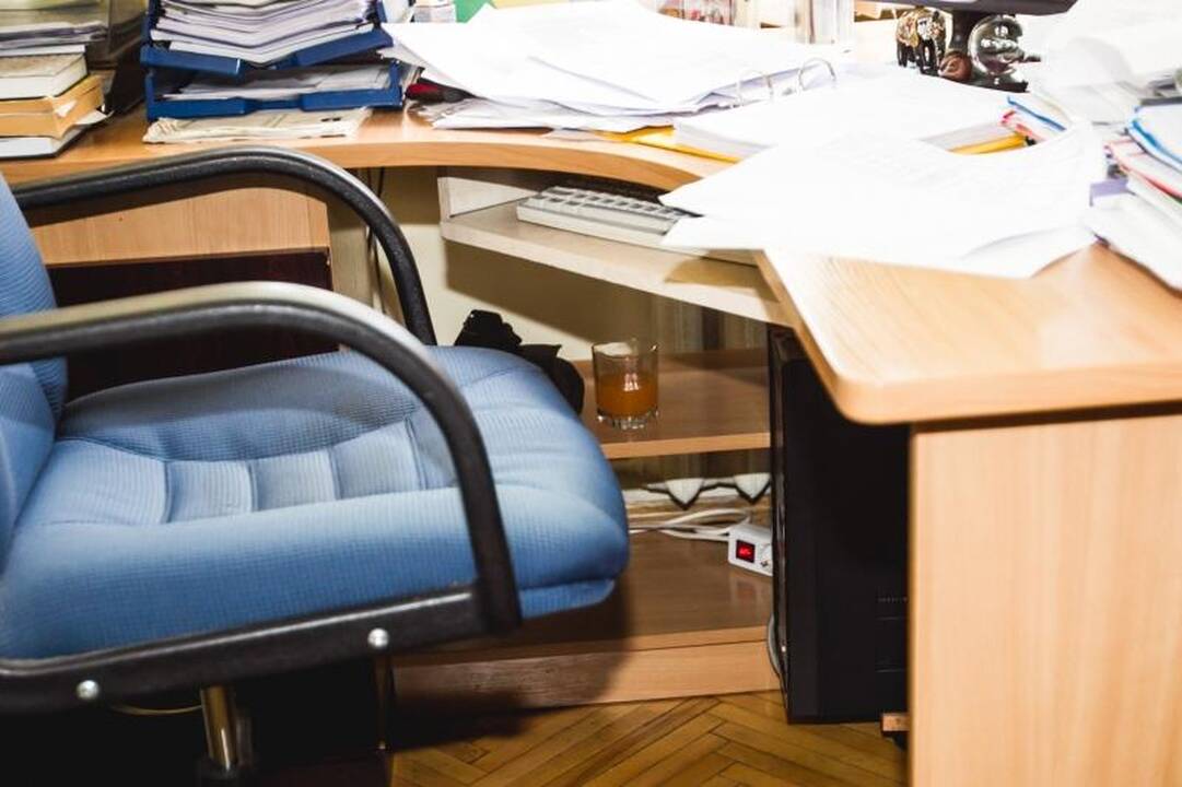 Skandalas savivaldybėje: Kontrolieriaus tarnyboje buvo girtaujama?