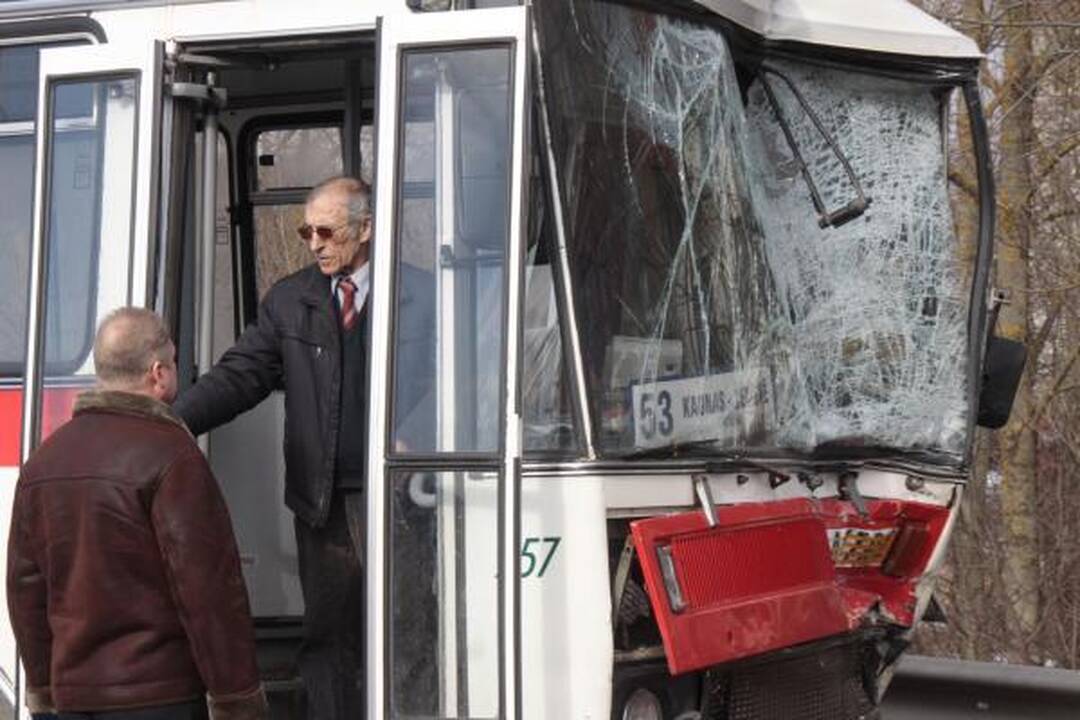 Susidūrę autobusai Kaune užtvėrė Raudondvario tiltą (papildyta)