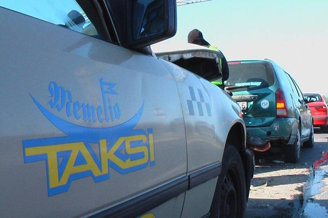 Girtas taksistas sukėlė avariją, kurioje apdaužytos trys mašinos