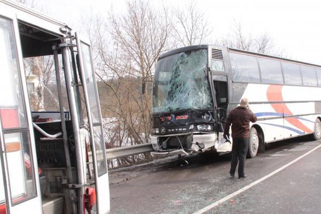 Susidūrę autobusai Kaune užtvėrė Raudondvario tiltą (papildyta)