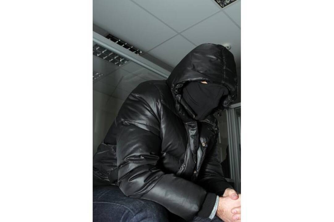 Dėl sukčiavimo sulaikyti policijos pareigūnai savo kaltę neigia