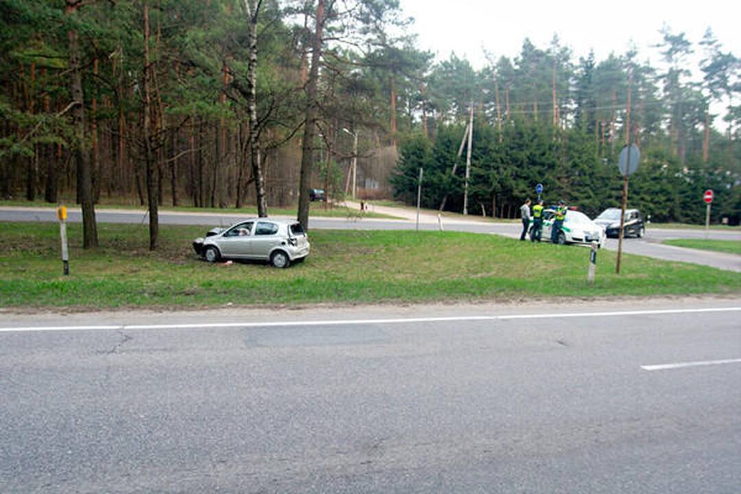 Nemenčinės plente automobiliui atsitrenkus į medį nukentėjo moteris