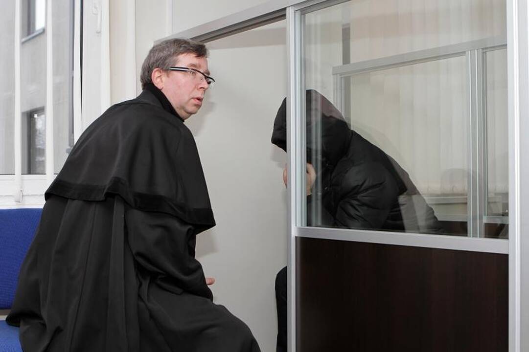 Dėl sukčiavimo sulaikyti policijos pareigūnai savo kaltę neigia