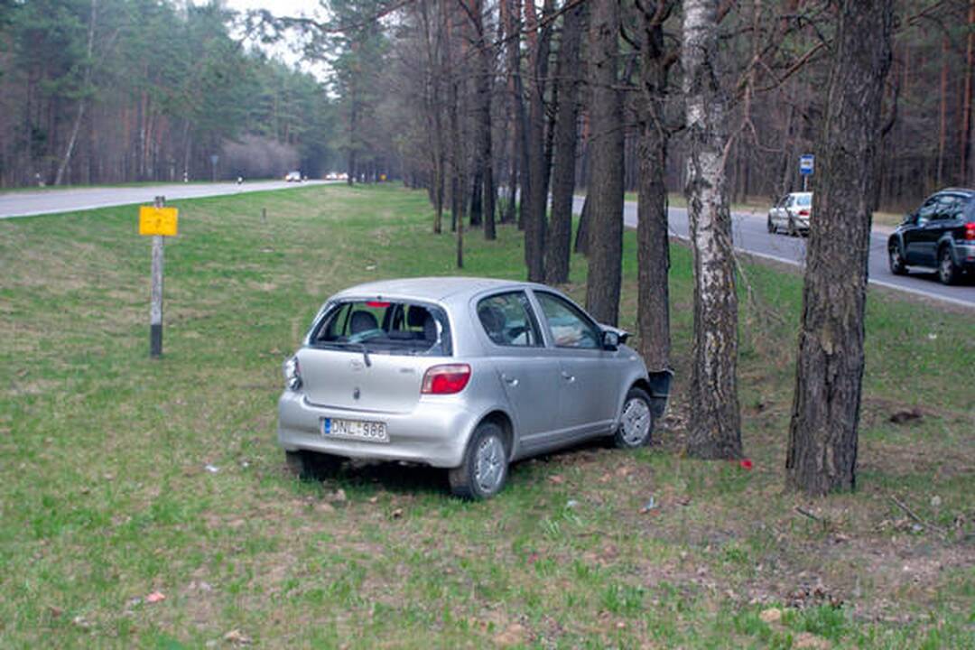 Nemenčinės plente automobiliui atsitrenkus į medį nukentėjo moteris