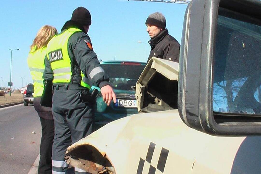 Girtas taksistas sukėlė avariją, kurioje apdaužytos trys mašinos
