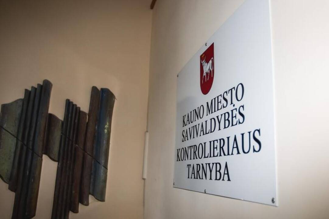 Skandalas savivaldybėje: Kontrolieriaus tarnyboje buvo girtaujama?