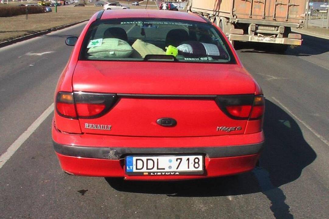 Girtas taksistas sukėlė avariją, kurioje apdaužytos trys mašinos