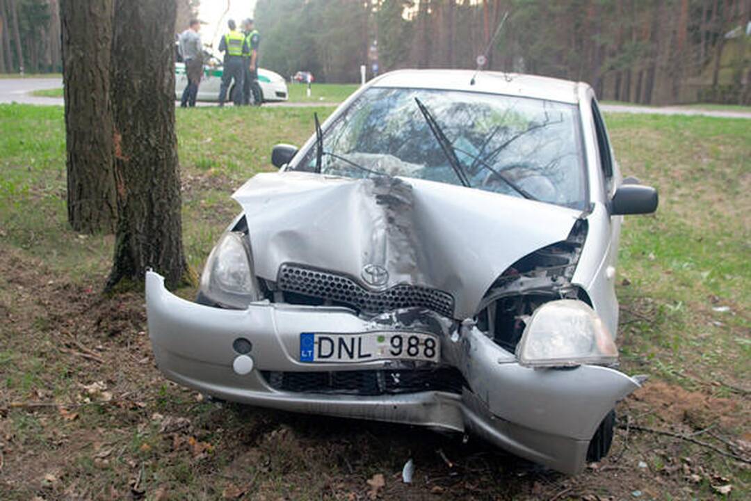 Nemenčinės plente automobiliui atsitrenkus į medį nukentėjo moteris