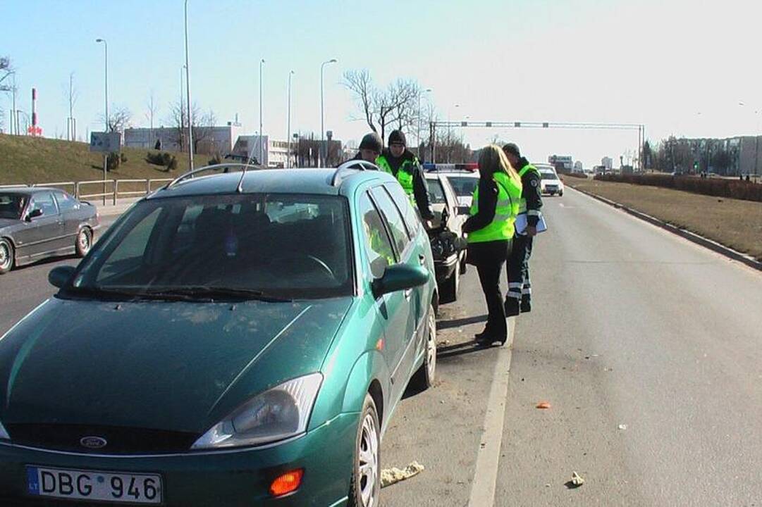 Girtas taksistas sukėlė avariją, kurioje apdaužytos trys mašinos