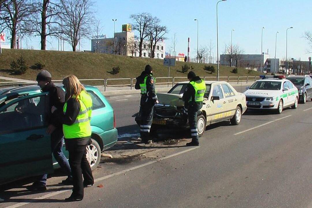 Girtas taksistas sukėlė avariją, kurioje apdaužytos trys mašinos