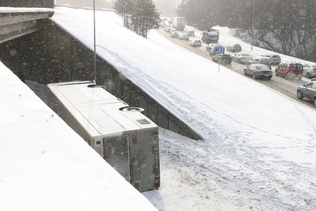 Vilniuje apvirto autobusas, 2 keleiviai išvežti į ligoninę (papildyta)